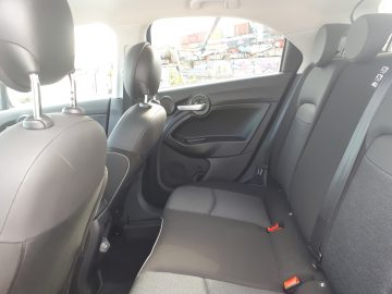 De achterbank van een Fiat 500X Opening Edition met zwarte stoelen.