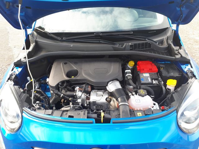 Een blauwe Fiat 500X Opening Edition met open motorkap.