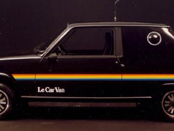 Een zwarte Renault-auto met een regenboogstreep erop.