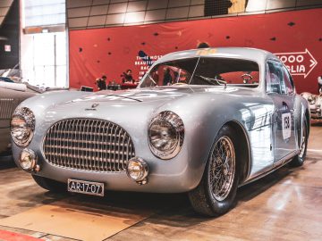 Een klassieke auto uit de Mille Miglia 2019 is te zien op een autoshow.