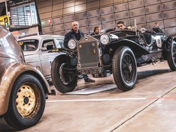 Een antieke auto is te zien op de Mille Miglia 2019-show.