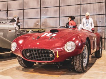In een museum staat een rode sportwagen van de Mille Miglia 2019.