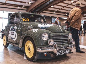Een oude auto is te zien op de Mille Miglia 2019-show.