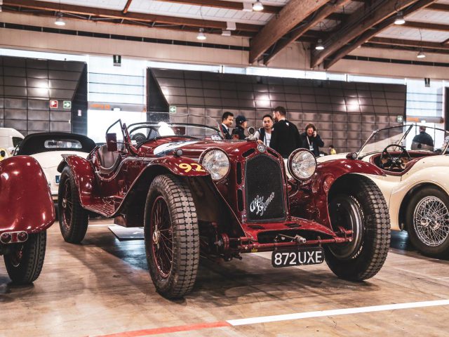 Een groep oldtimers geparkeerd in een garage voor het Mille Miglia 2019-evenement.