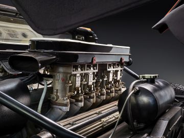 Een close-up van de motor van een Miura-auto.