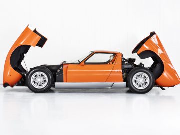 Een oranje Miura-sportwagen met open deuren.