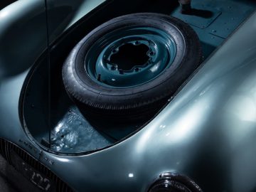 Een close-up van een Porsche Type 64 met een band.