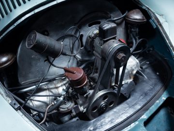 Een close-up van de motor van een Porsche Type 64 klassieke auto.
