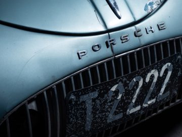 Een close-up van de grille van een blauwe Porsche Type 64.