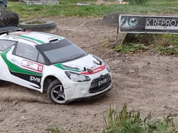 Een kleine rc-auto die over een onverharde weg rijdt.