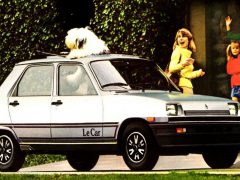 Een witte Renault-auto met een hond erop.