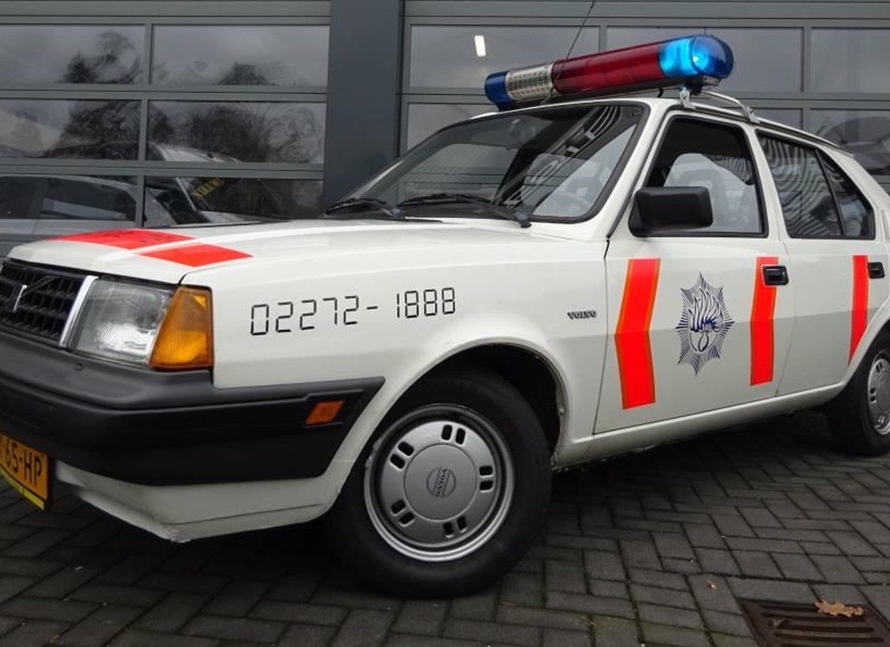 Een rijkspolitieauto met een blauw en rood licht erop.