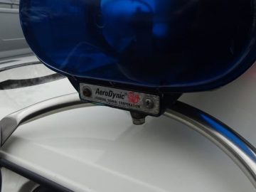 Een Rijkspolitie-auto met een blauw licht op de motorkap.