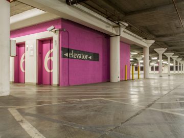 Voor een parkeergarage met een roze muur is parkeergeld vereist.