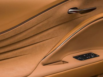 De duurzame deurklink van een bruine auto.