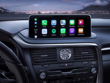 Het dashboard van een Lexus RX 450h met iOS-apps erop.