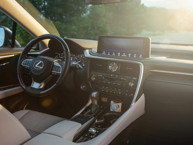 Het interieur van een Lexus RX 450h uit 2019.