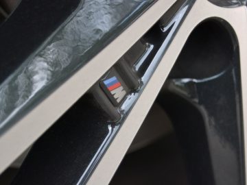 Een close-up van een BMW M3-wiel uit de 3 Serie.