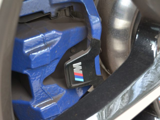 Een close-up van een 3 Serie BMW M3 remklauw.