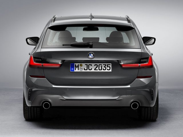 De achterkant van een grijze BMW.