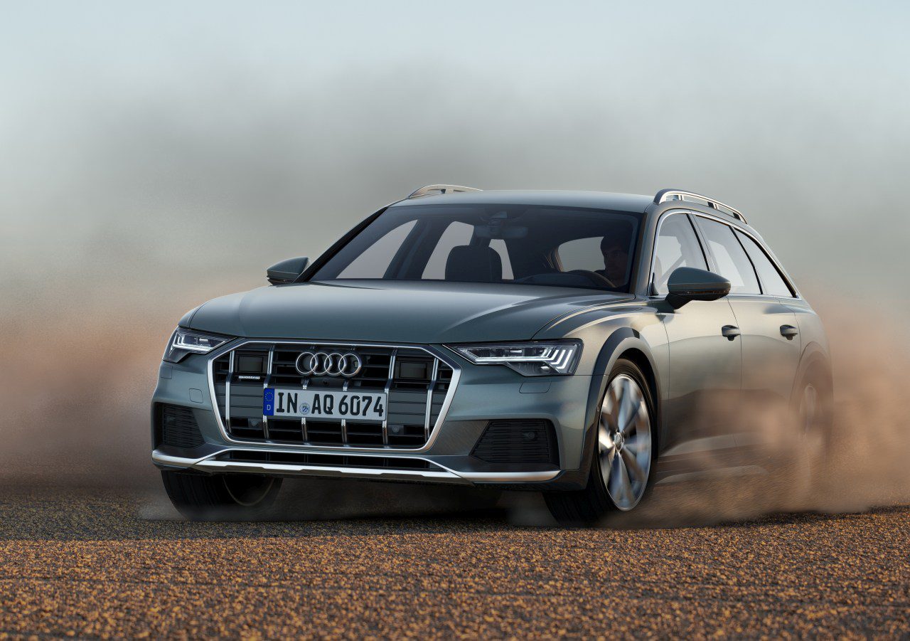 De Audi 2019 Q7 rijdt door de woestijn.