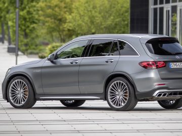 De Mercedes-Benz GLC uit 2019 staat geparkeerd voor een gebouw.