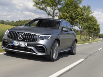 De Mercedes-Benz GLC-coupé uit 2020 rijdt over een landweg.