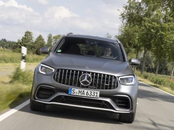 De Mercedes-Benz GLE uit 2020 rijdt over een landweggetje.