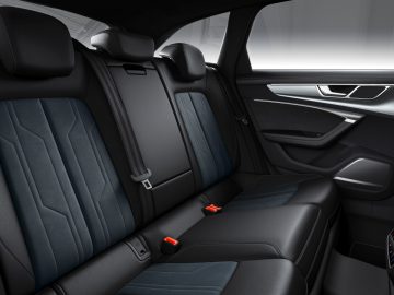 Het interieur van een Audi-auto met zwart lederen stoelen.