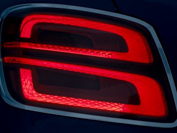 Een rood licht op een Bentley-auto.