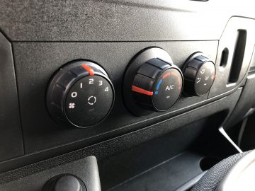 Het dashboard van een Nissan NV400-vrachtwagen is voorzien van verschillende temperatuurmeters.