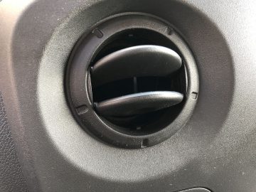 Een close-up van de ventilatieopening in een Nissan NV400.