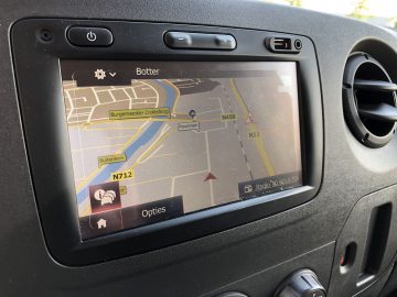 Een Nissan NV400 met een GPS-scherm op het dashboard.