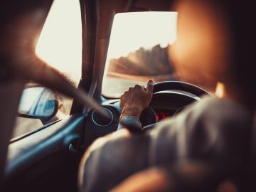 Een persoon die bij zonsondergang een auto bestuurt, riskeert bekeuringen.