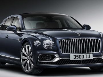Een zwarte Bentley met een witte kentekenplaat.