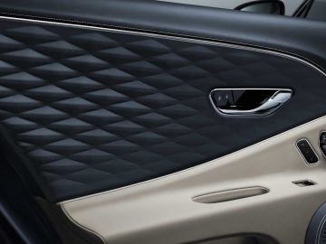 Op Bentley geïnspireerde Mercedes-Benz C-Klasse deurpanelen.