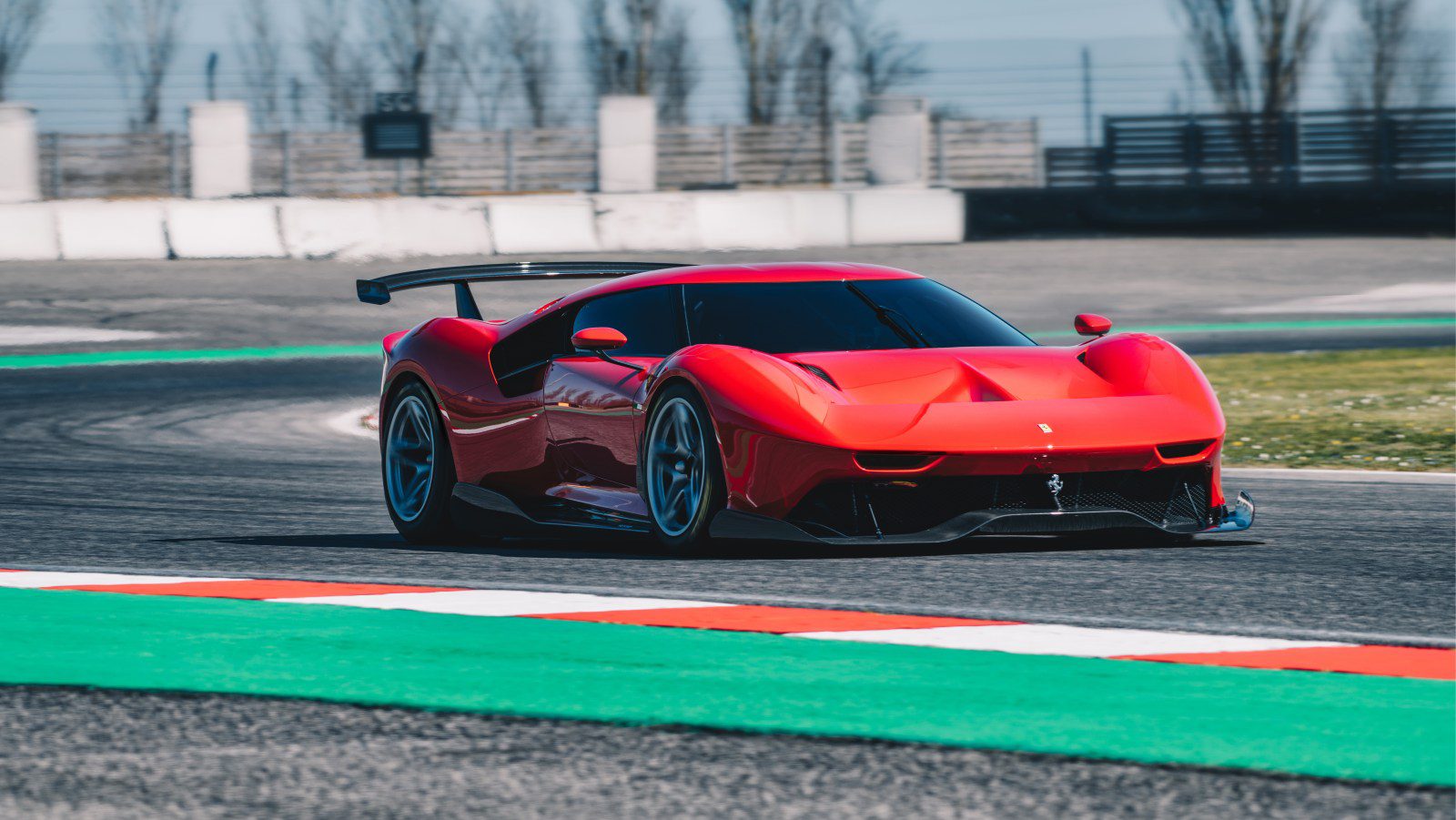 Een Ferrari-sportwagen die op een racecircuit rijdt.