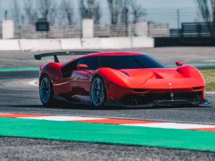 Een Ferrari-sportwagen die op een racecircuit rijdt.