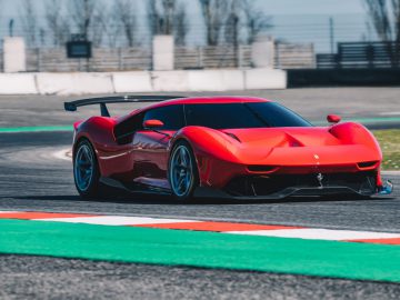 Een Ferrari-sportwagen die op een racecircuit rijdt.