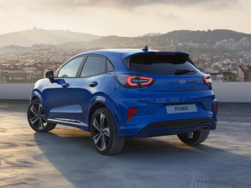 De achterkant van een blauwe Ford Puma uit 2020.