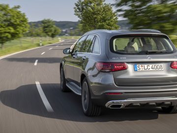 Mercedes-Benz GLC SUV rijdt over een landweg.