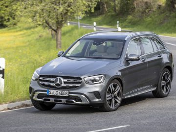 De Mercedes-Benz GLC uit 2019 rijdt over een landweggetje.