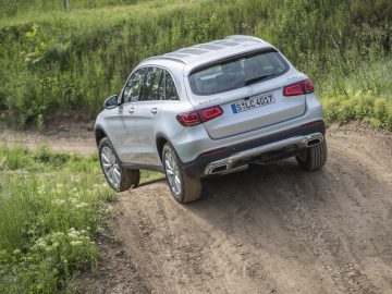 De Mercedes-Benz GLC 2019 rijdt over een onverharde weg.