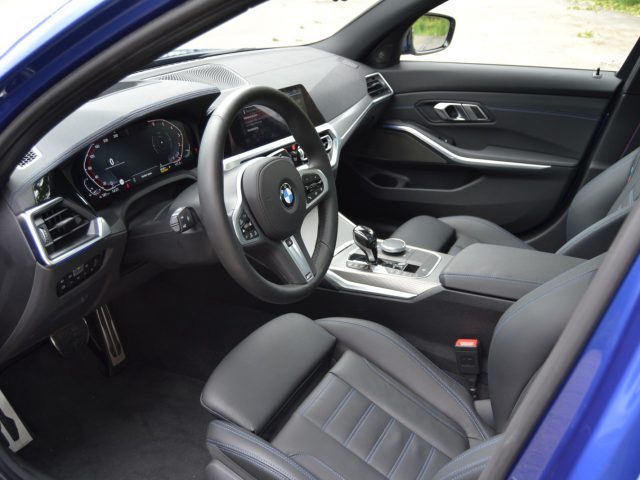 Het interieur van een blauwe BMW 3 Serie.