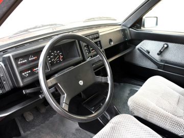 Een dashboard in een Lancia Delta-auto.