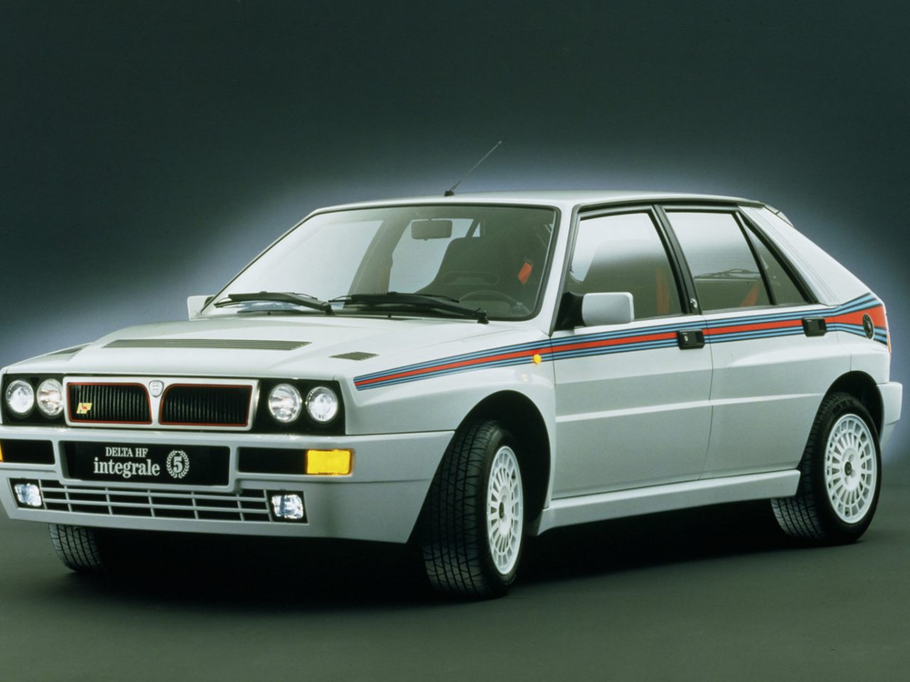 Een Lancia Delta met een rode en blauwe streep.