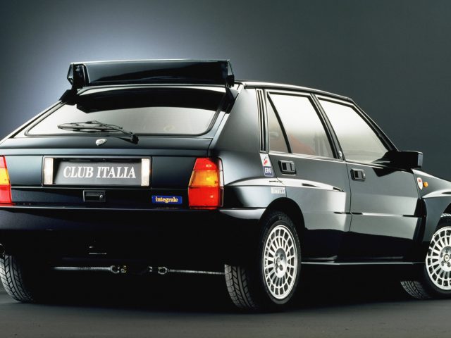 De achterkant van een zwarte Lancia Delta.