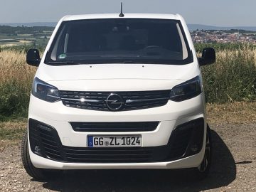 Een witte Opel Zafira Life-bestelwagen geparkeerd op een onverharde weg.