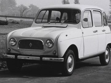 Een zwart-witfoto van een oude Renault-auto.