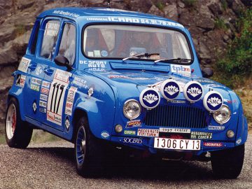 Een blauwe Renault-auto rijdt over een weg.